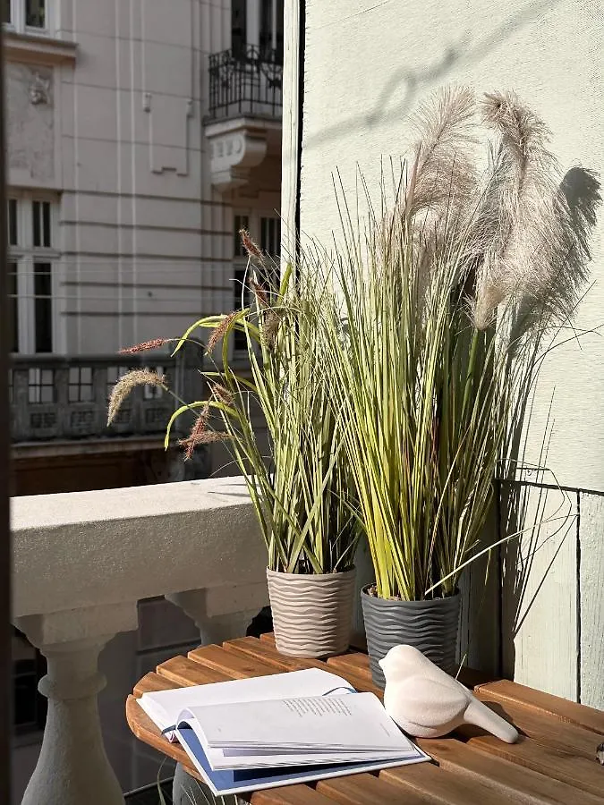 Leoclassic Apartments With Balcony In Center 리비프