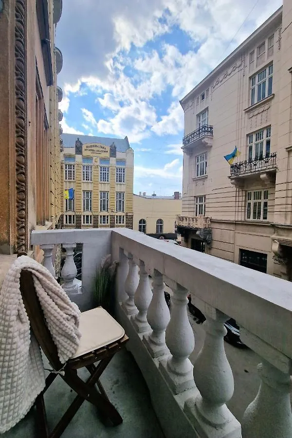 Leoclassic Apartments With Balcony In Center 리비프